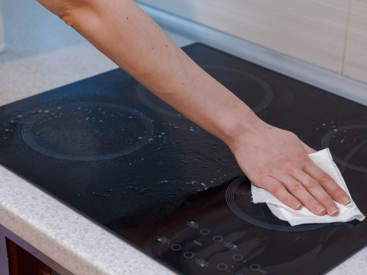 Dreckiger Herd, der geputzt wird.