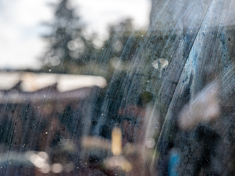 Schlieren auf geputztem Fenster.