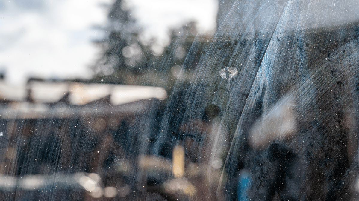 Schlieren auf geputztem Fenster.
