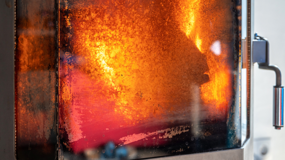 Nahaufnahme von schmutziger Kaminscheibe.