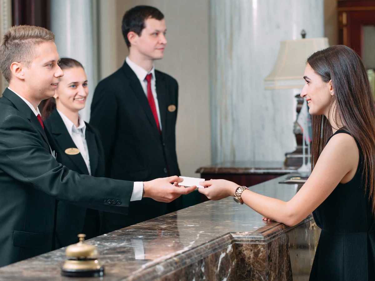 Frau checkt im Hotel ein