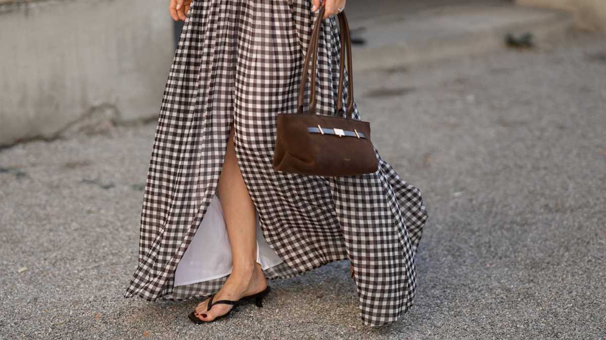 Kariertes Kleid und braune Flip-Flops