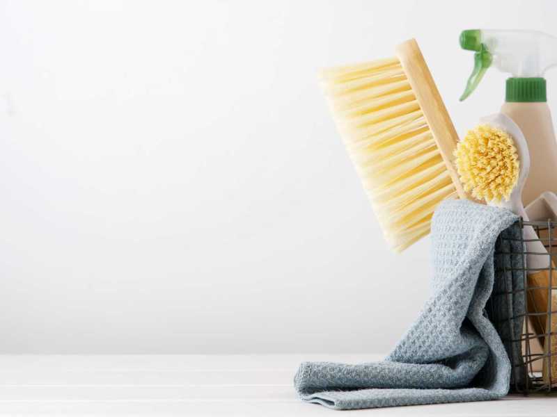 Putzutensilien in einem Korb