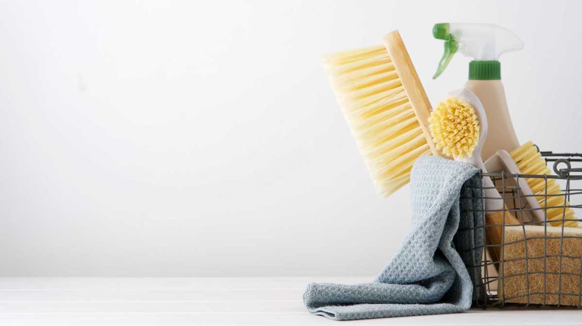 Putzutensilien in einem Korb