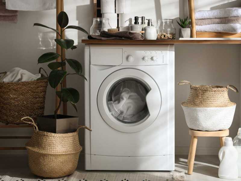 Haushaltsraum mit einer Waschmaschine