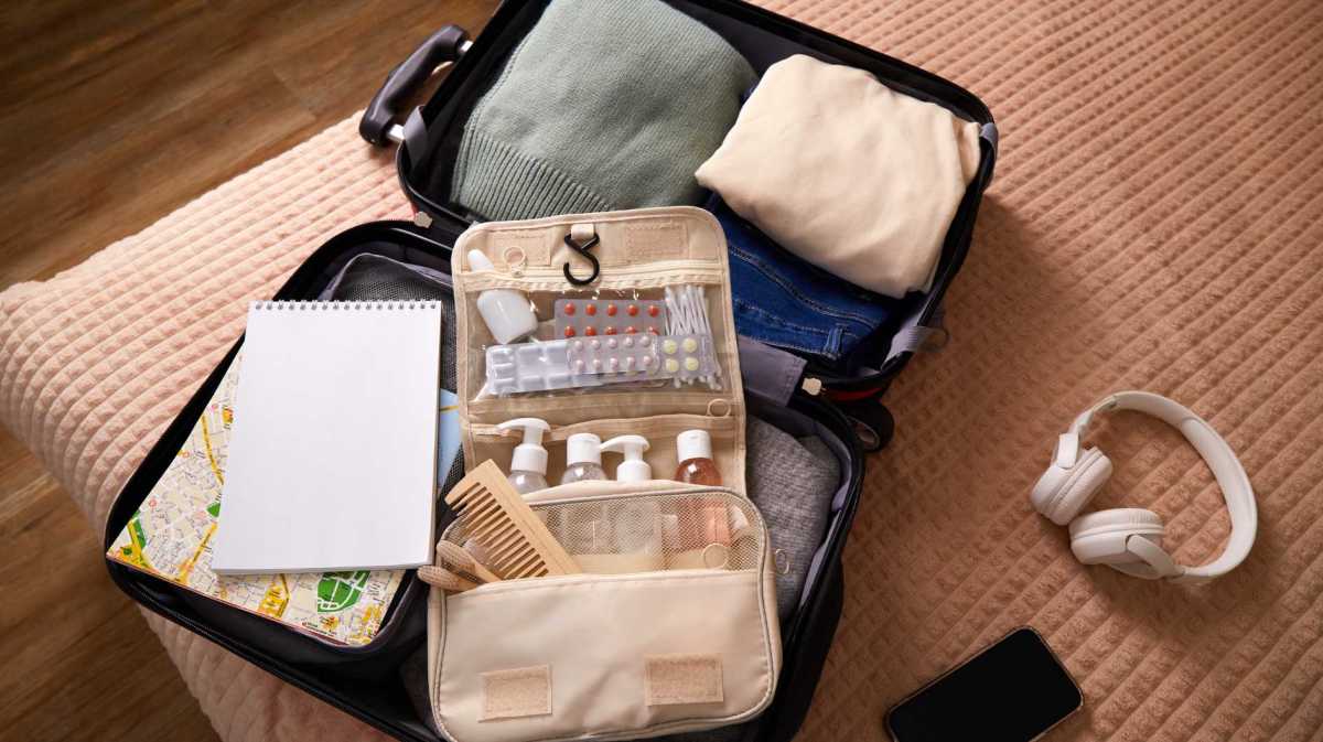 Gepackter Koffer liegt auf dem Bett