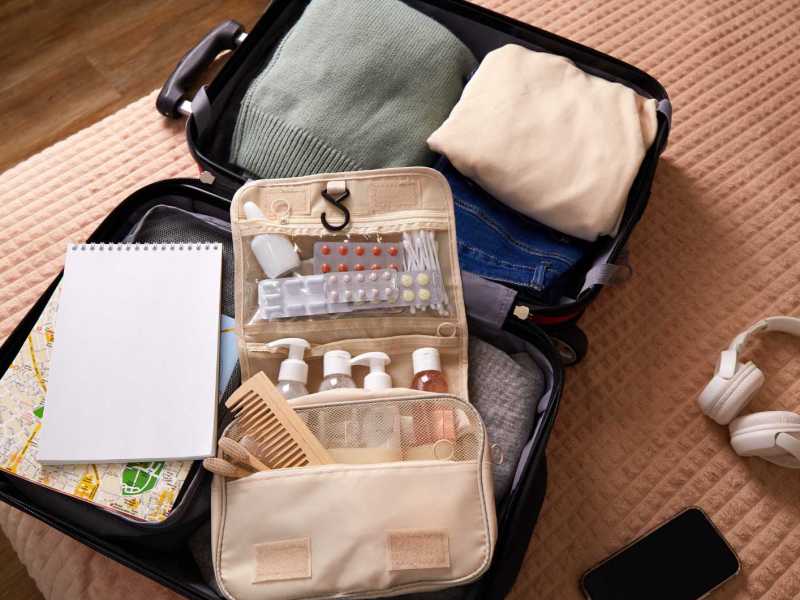 Gepackter Koffer liegt auf dem Bett