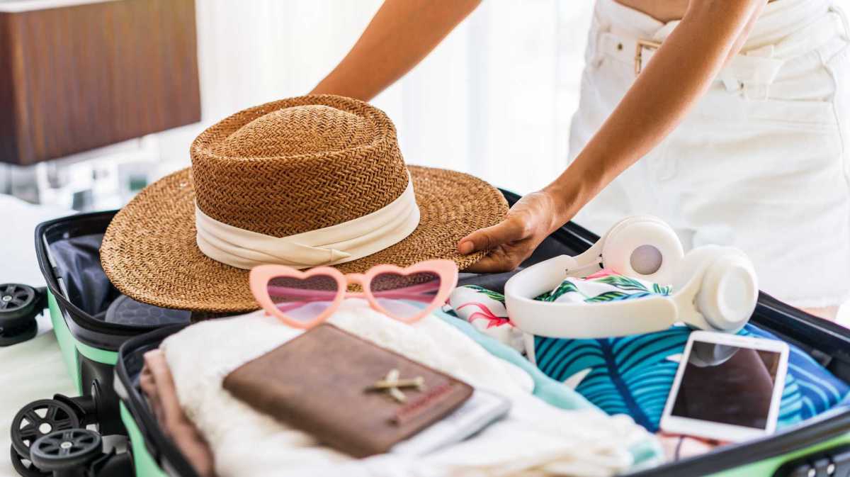 Gepackter Koffer für einen Urlaub