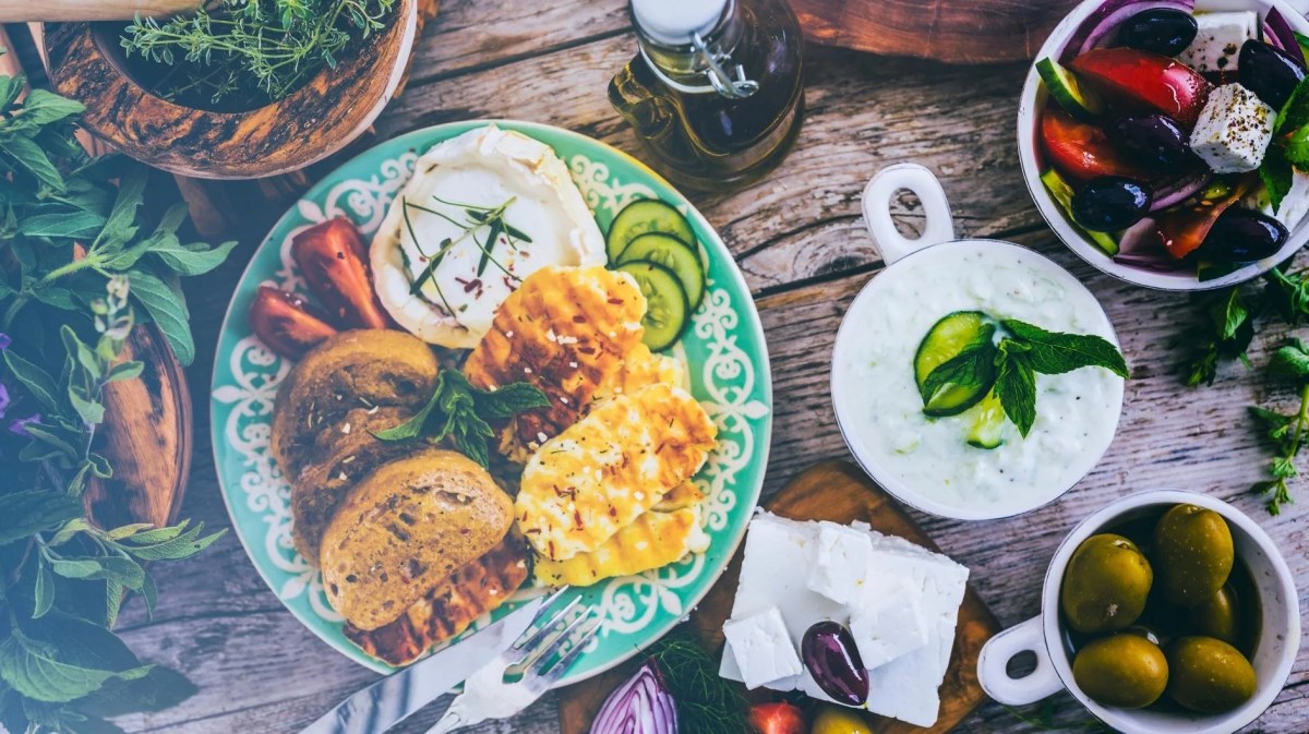 Griechische Gerichte auf einem Tisch