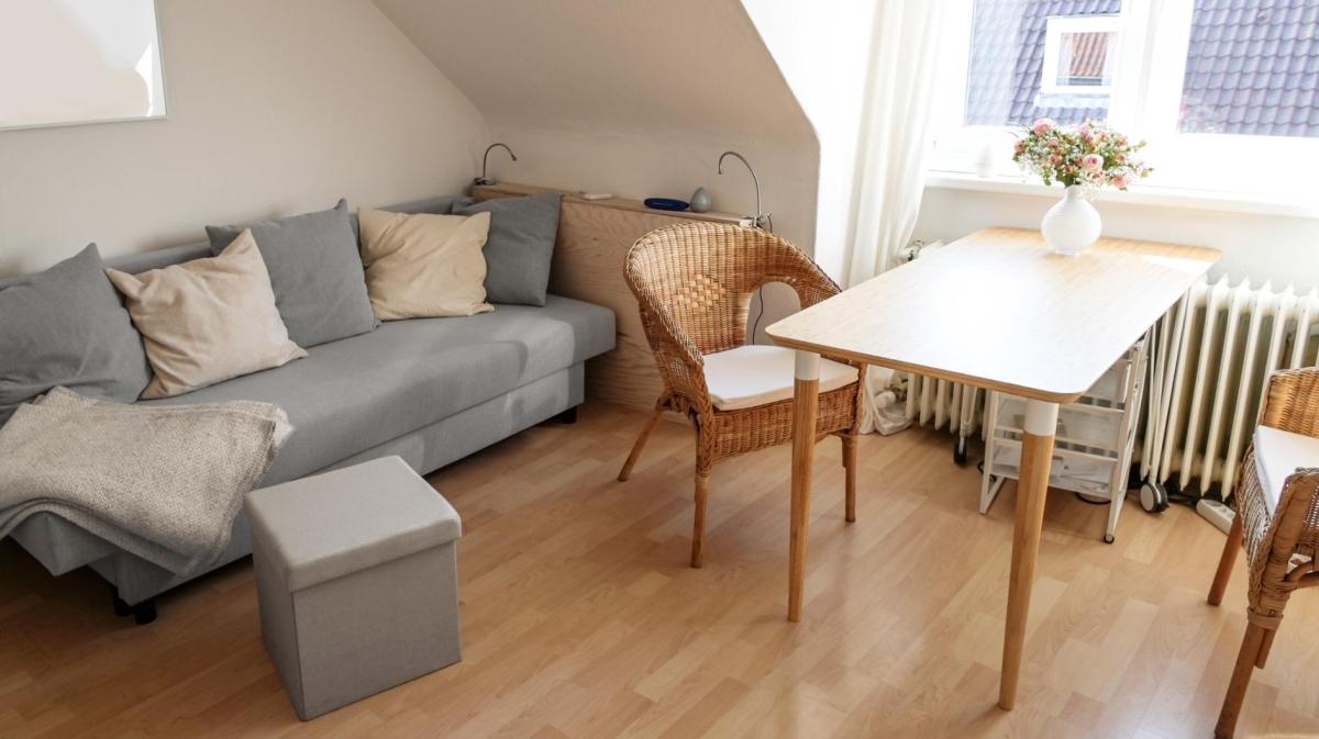 Kleines Wohnzimmer mit Couch.