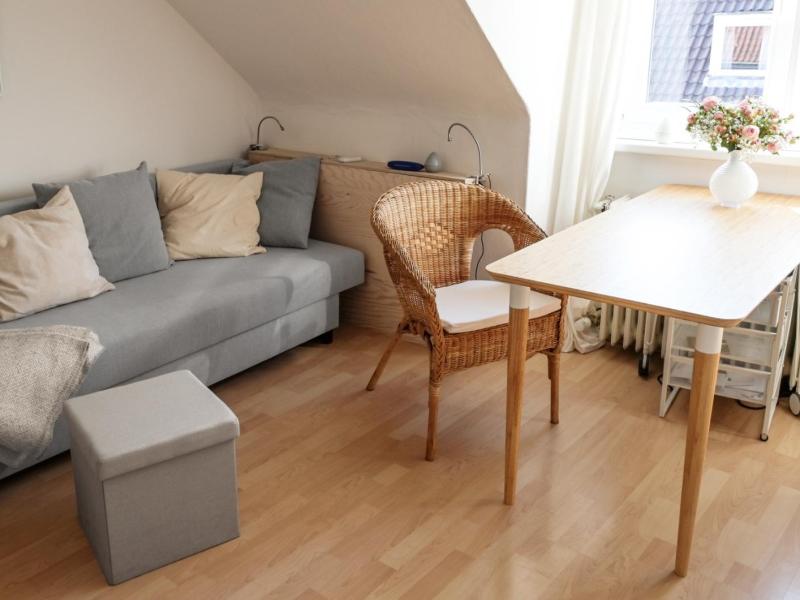 Kleines Wohnzimmer mit Couch.