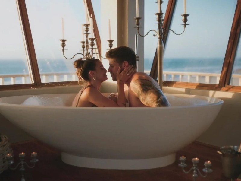 Martin und Lena bei ihrem Dreamdate bei "Die Bachelors" in der Badewanne.