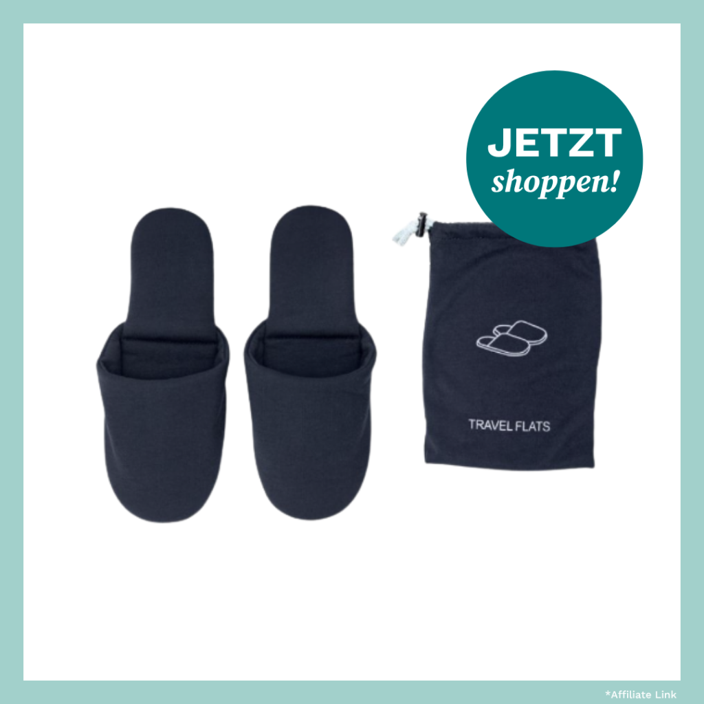 dunkelblaue Schlappen für die Reise mit praktischer Tasche
