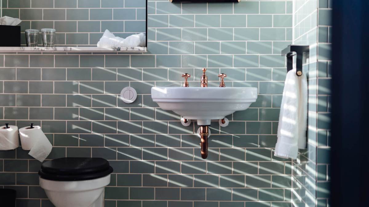 Badezimmer mit grünen Fliesen