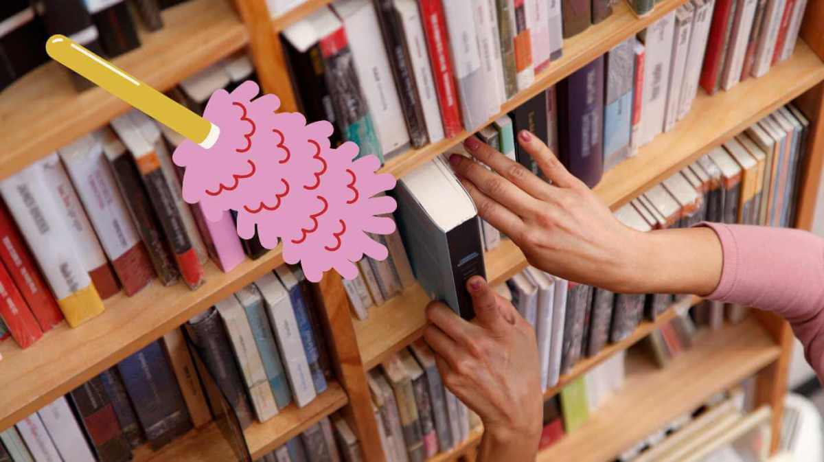 Frau nimmt Buch aus Bücherregal
