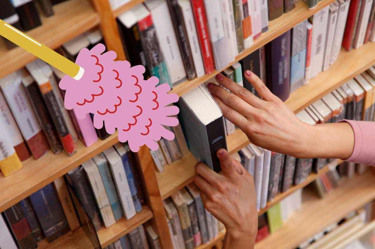 Frau nimmt Buch aus Bücherregal