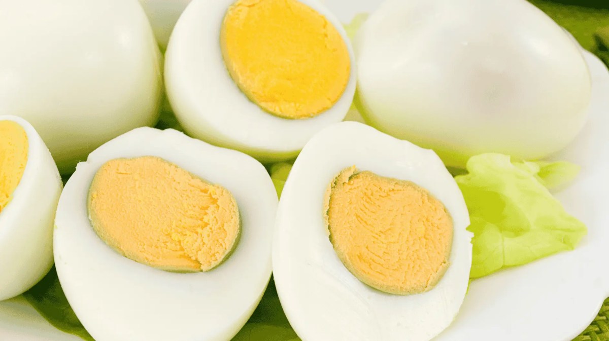 Aufgeschnittene, hartgekochte Eier.