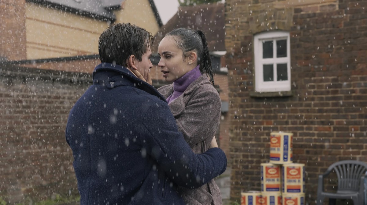 Corey Mylchreest als Jamie and Sofia Carson als Anna im Netflix-Film My Oxford Year