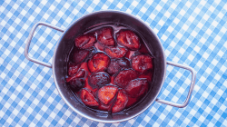 Topf mit Pflaumenmarmelade oder Kompott