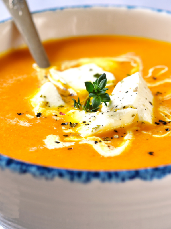 Griechische Tomaten-Feta-Suppe: Urlaubsfeeling zum L&ouml;ffeln