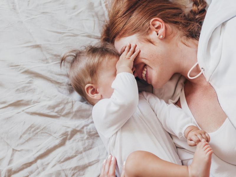 Junge Mutter mit ihrem 6 bis 8 Monate alten Baby