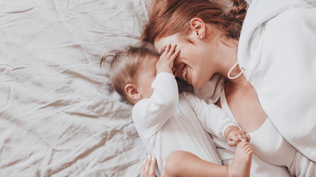 Junge Mutter mit ihrem 6 bis 8 Monate alten Baby