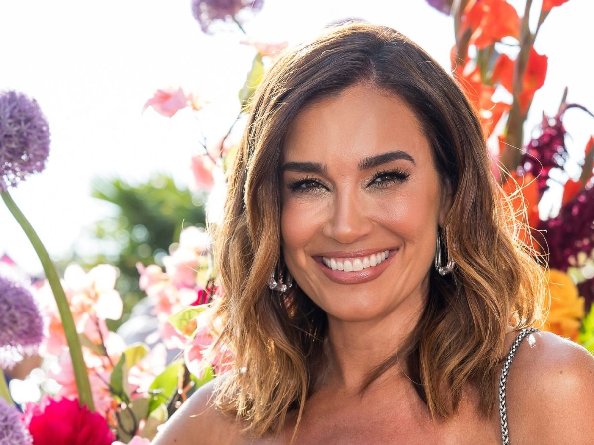 Jana Ina Zarrella vor Blumen-Dekoration