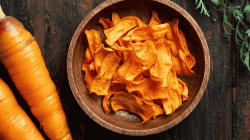 Karotten-Chips in einer braunen Schüssel.