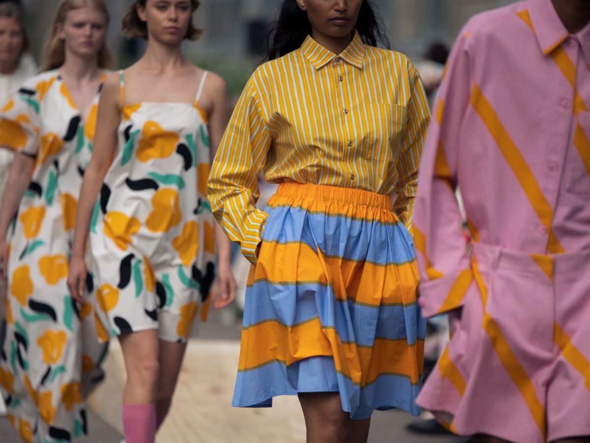Gemusterte Looks auf dem Laufsteg von Marimekko