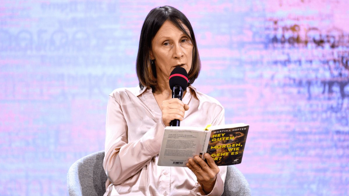 Autorin Martina Hefter liest beim Deutschen Buchpreis 2024.