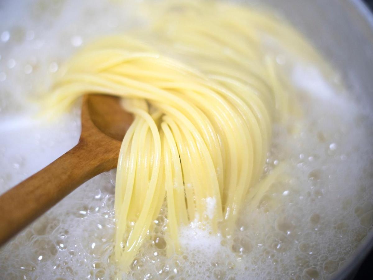 Spaghetti kochen im Wasser.