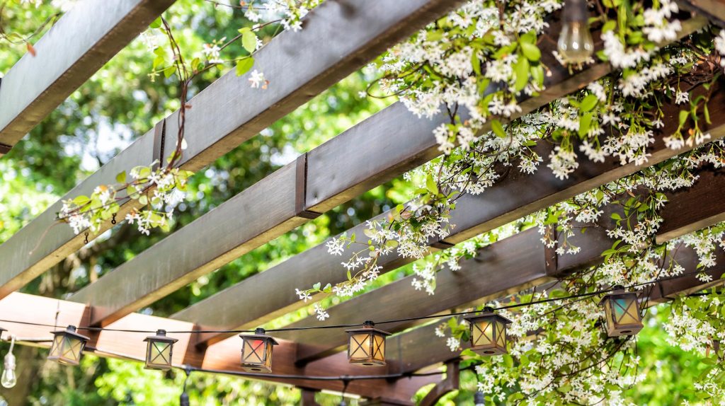 Terrasse mit Pergola-Überdachung