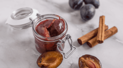 Hausgemachtes Pflaumenkompott mit Zimt