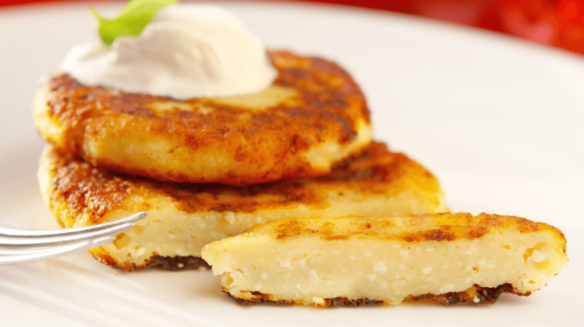 Quarkpuffer auf einem weißen Teller.