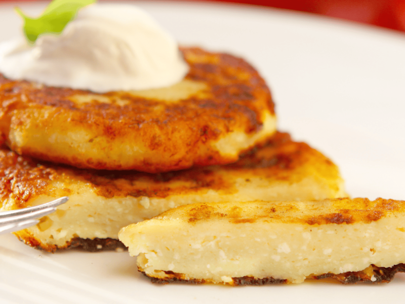 Quarkpuffer auf einem weißen Teller.