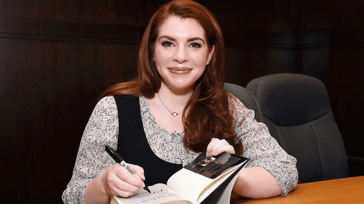 Stephenie Meyer signiert ihr Buch Twilight.