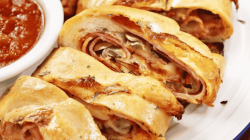 Stromboli-Pizzabrot auf einem weißen Teller.