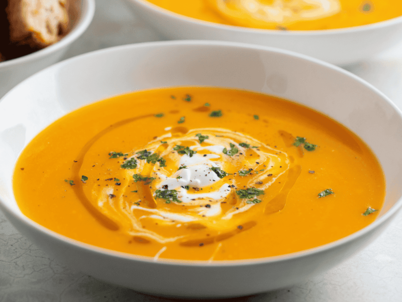 Kürbissuppe in einer weißen Schüssel. Suppen-Rezepte