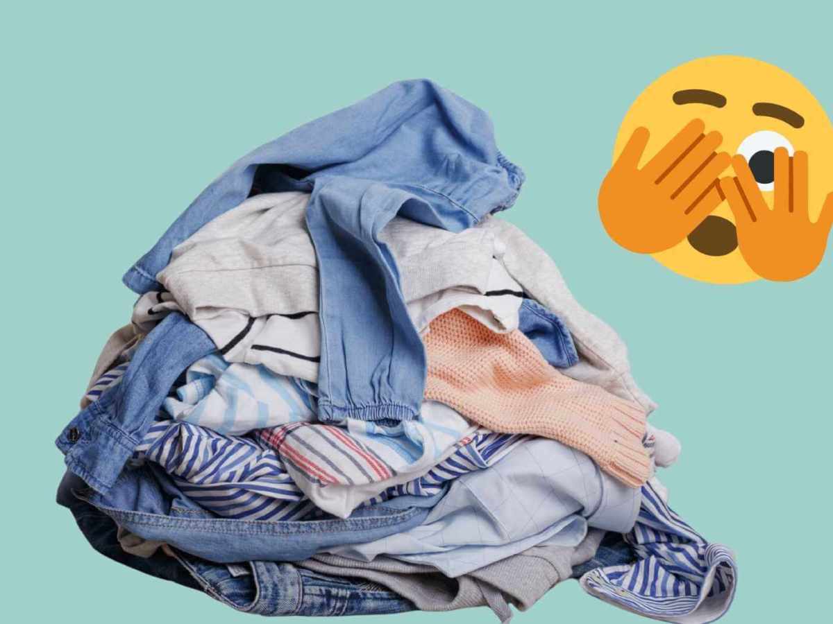 Wäscheberg mit Kleidung und Smiley, das sich die Augen zuhält