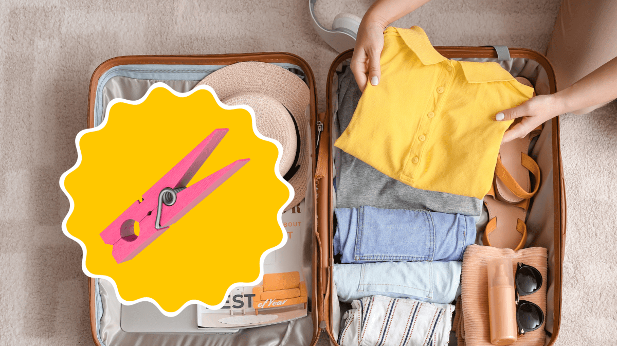 Koffer für den Urlaub wird gepackt, darauf gelber Kreis mit Wäscheklammer