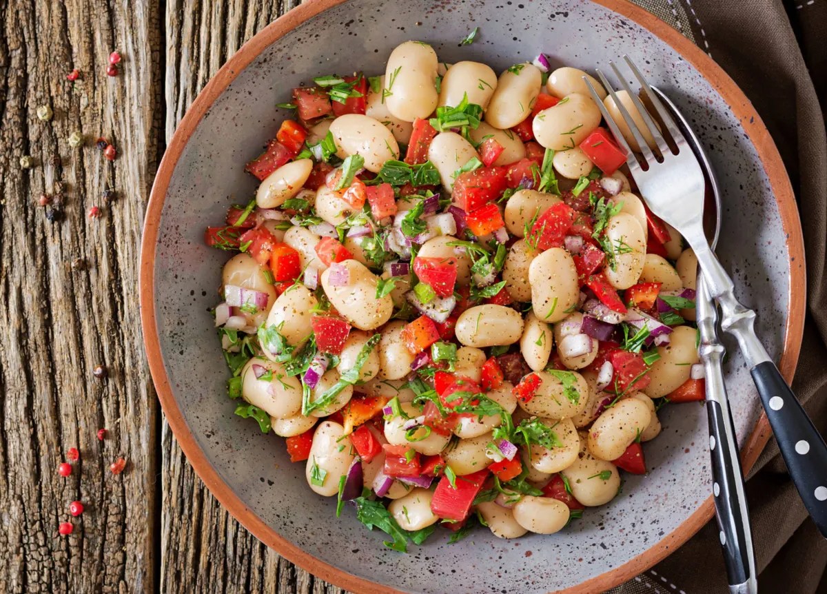 Bohnensalat mit weißen Bohnen, Tomaten, Zwiebel und Minze.