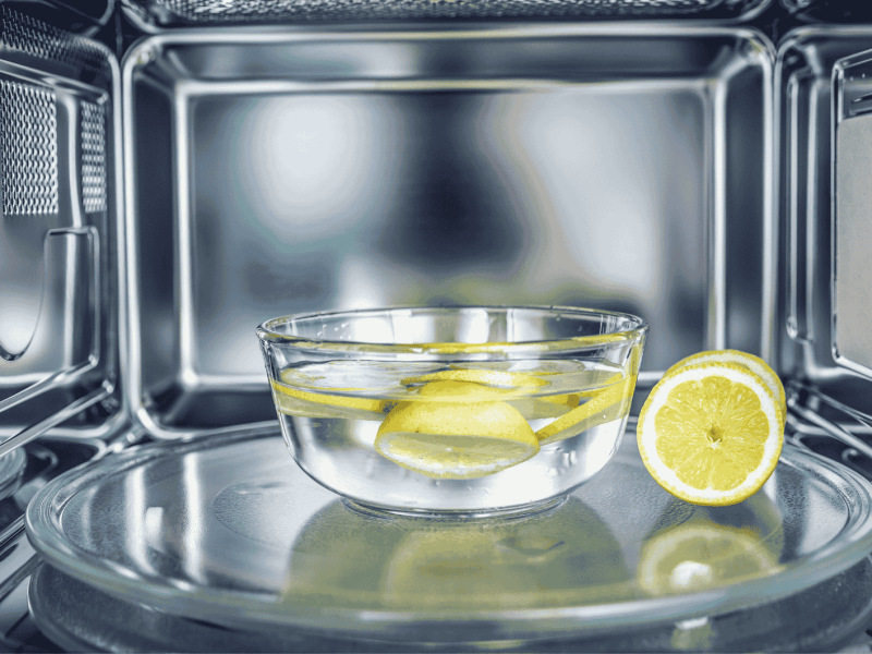 Zitronen in Wasserschale in Mikrowelle.