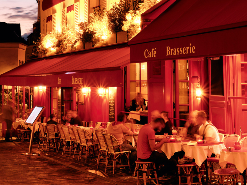 Restaurant in Paris mit vielen kleinen Bistrotischen
