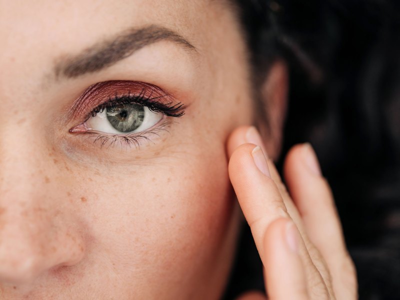 Frau mit schimmerndem Augen-Make-up