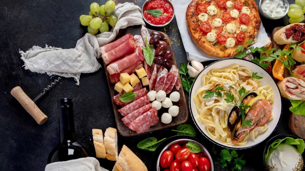 Italienische Gerichte auf Tellern