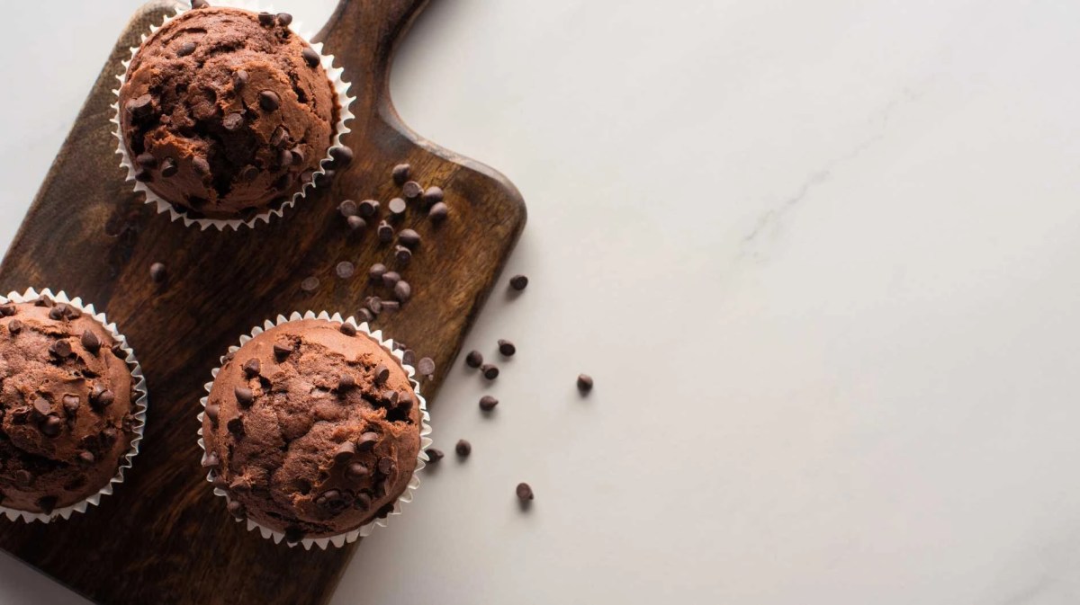 Schokoladenmuffins auf einem Holzbrett