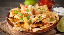 Überbackene Chili-Nachos auf einem Teller