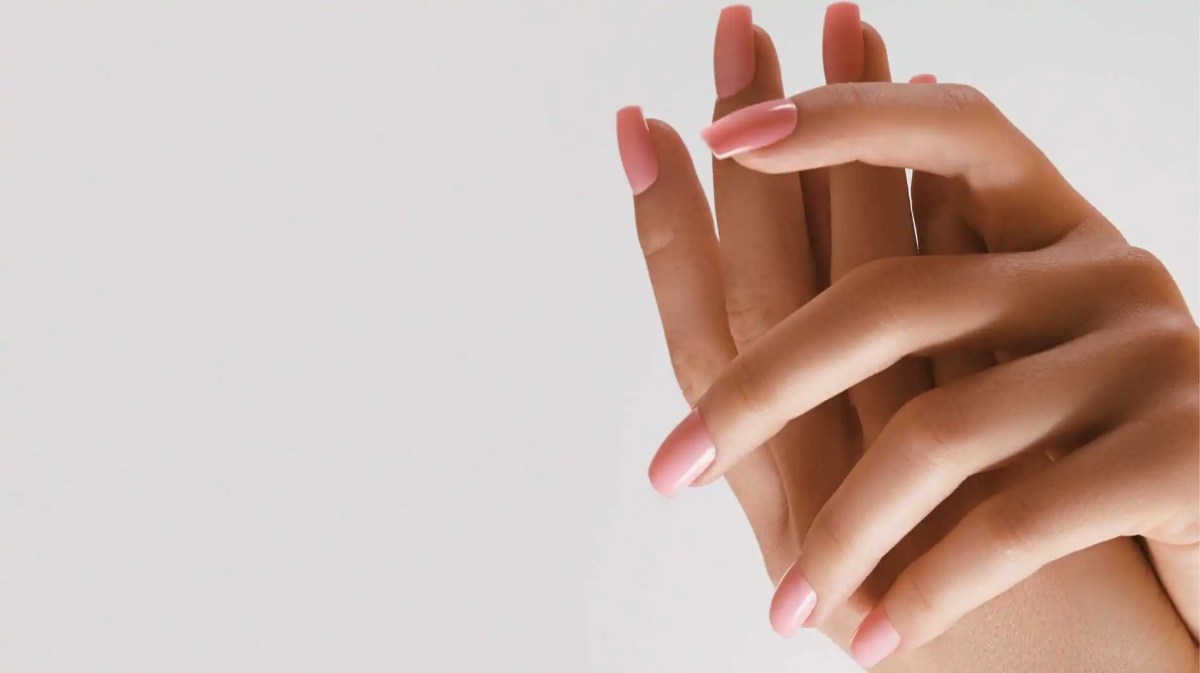 Rosa lackierte Fingernägel