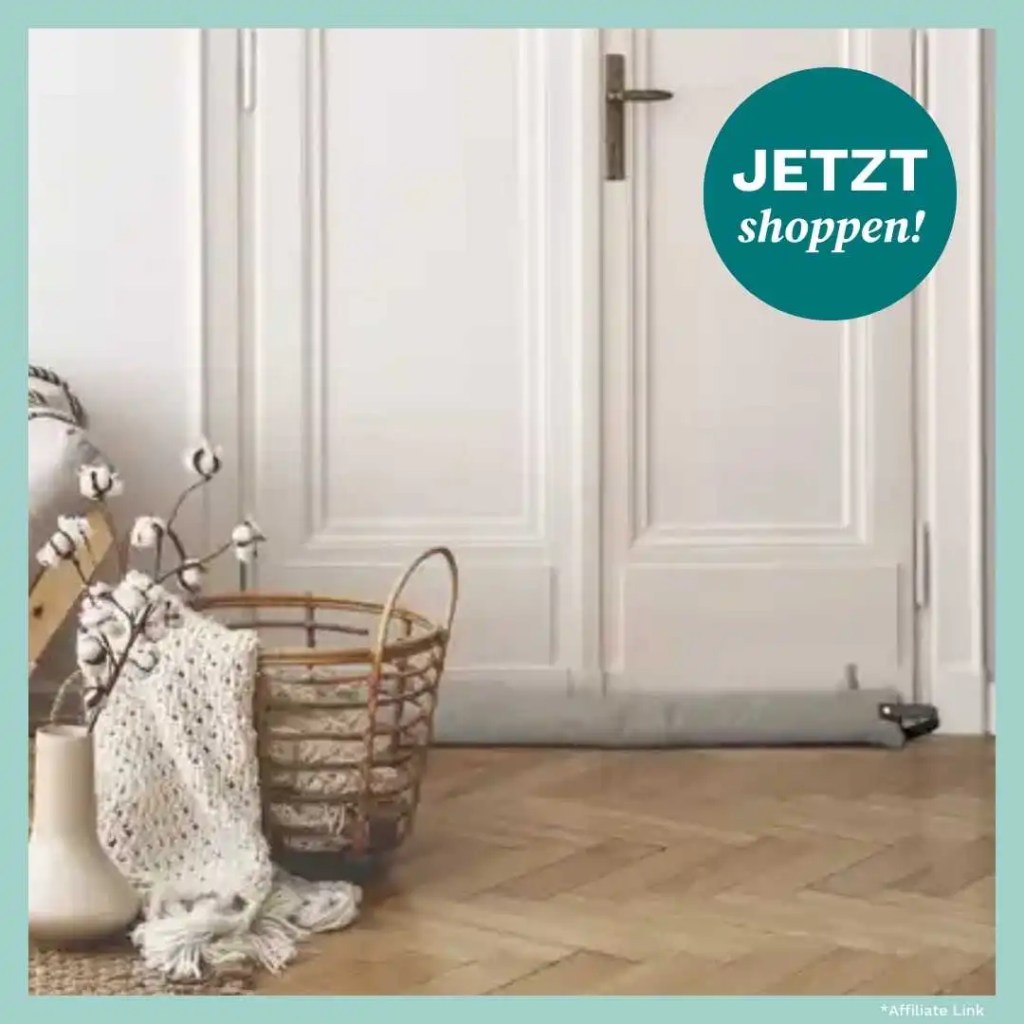 Zugluftstopper vor einer Altbautür