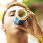 Mann trinkt Bier aus der Dose.